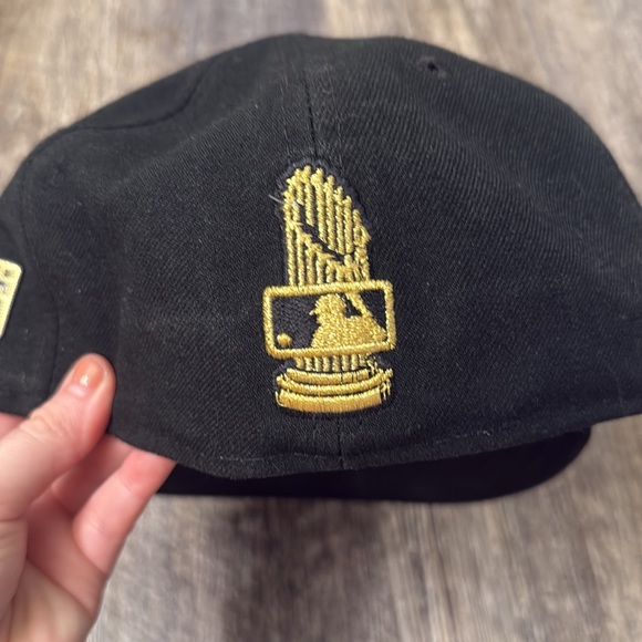 New Era Limited Edition Giants Gold World Champions Hat size7 - Picture 4 of 6